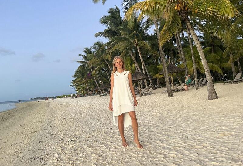 Norika Fedorová na pláži pred hotelom Trou Aux Biches Beachcomber