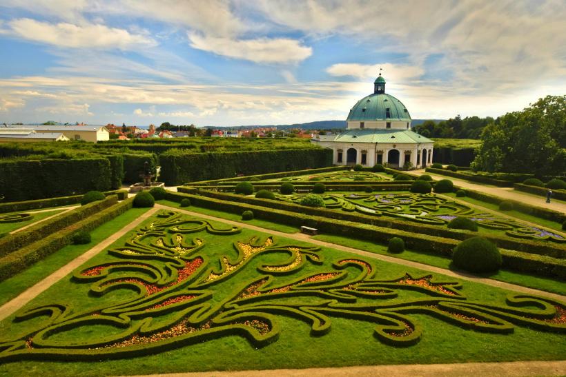 Rotunda v zelenej záhrade v meste Kroměříž.