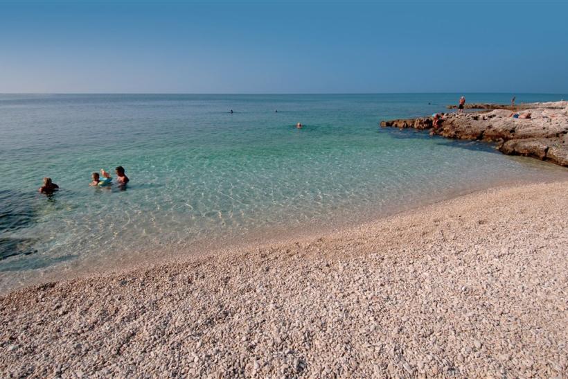 Kamienková biela pláž na ostrove Lošinj.