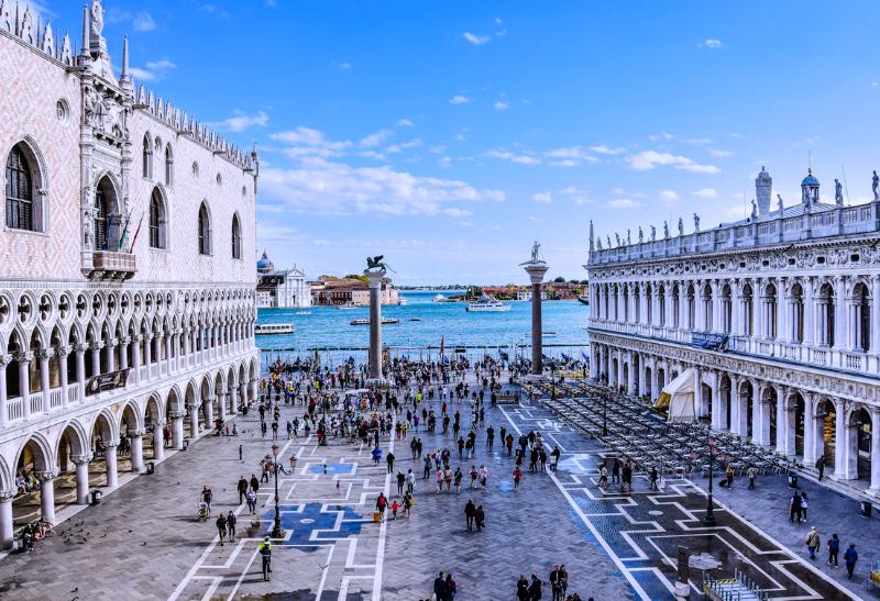 Námeste s chodcami a pobrežie.