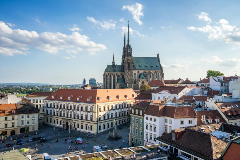 Historické budovy a námestie v Brne.