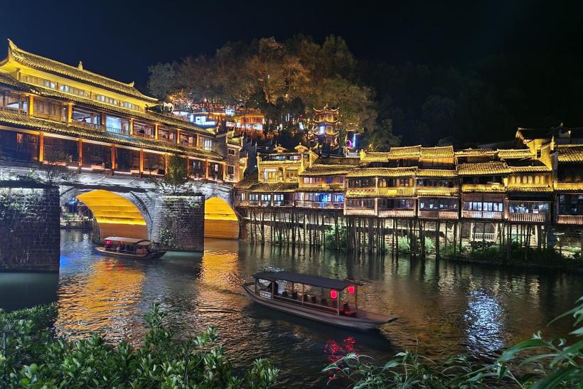 Fenghuang večer.