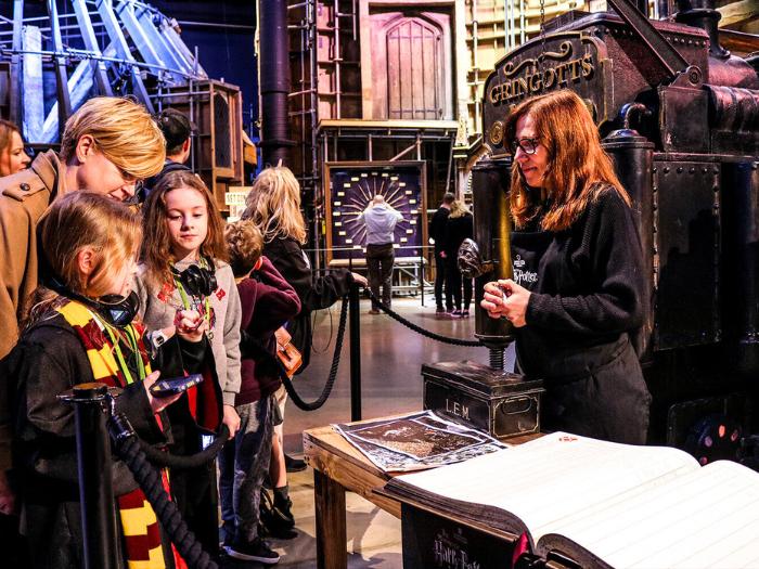 Deti v štúdiu Harry Potter v Londýne.