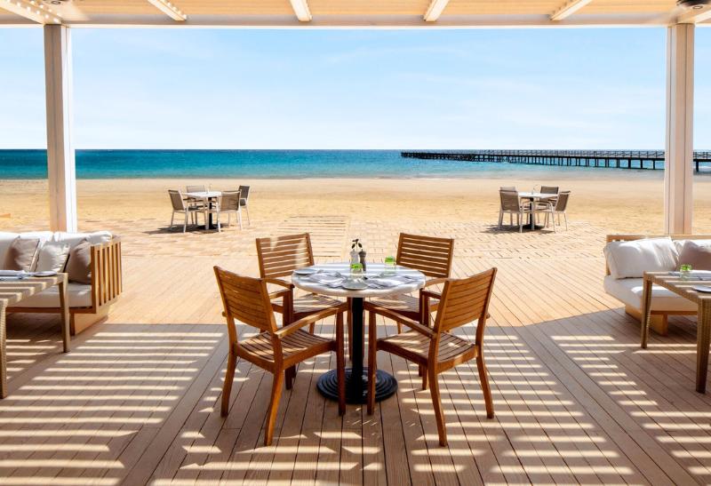 Pokojná piesková pláž a reštaruácia v Marsa Alam.