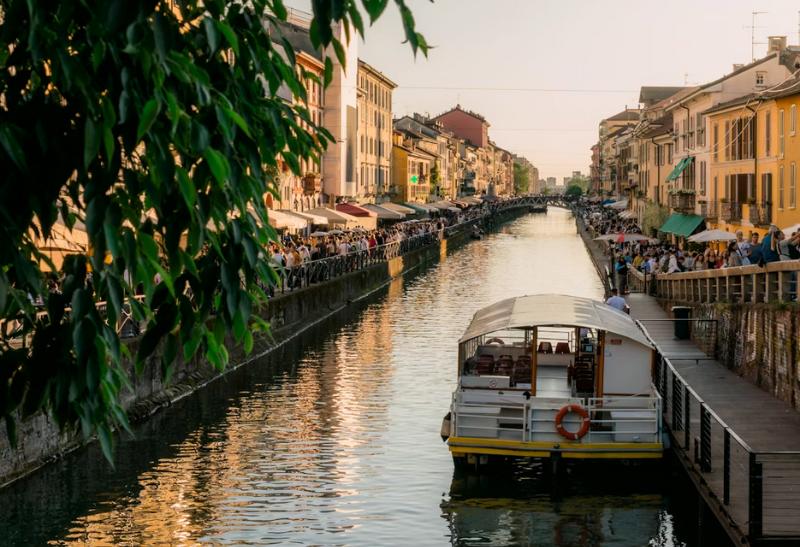 Rušná ulica Naviglio Grande v Miláne.