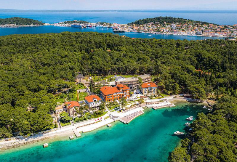 Mesto a záliv ostrova Lošinj.