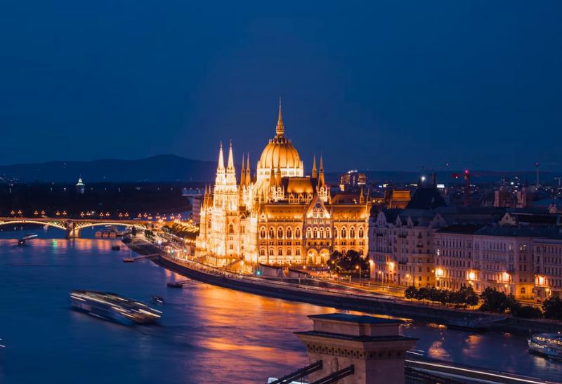 Vysvietený parlament v Budapešti pri Dunaji.