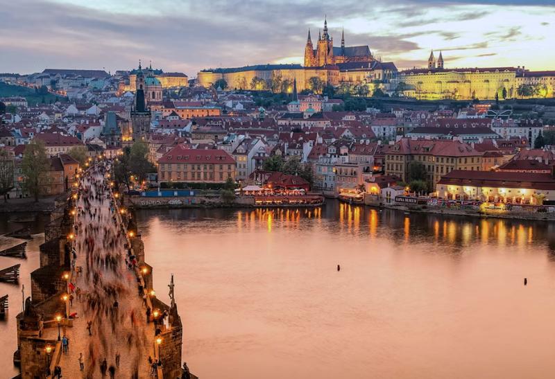 Zlatá pražská hodinka v historickom centre mesta a pri rieke.