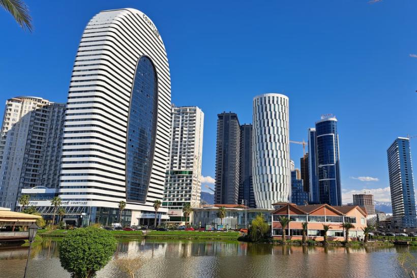 Moderné stavby v Batumi na Čiernomorskom pobreží. Gruzínsko.