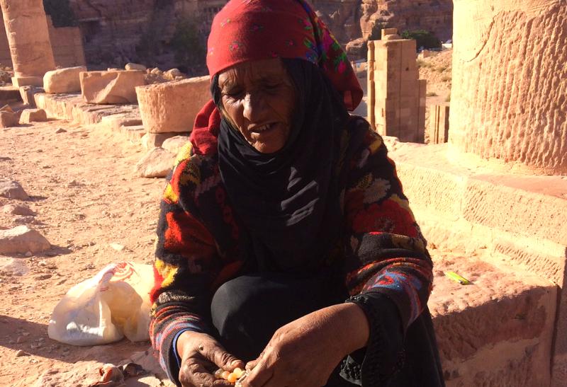 Beduínska žena v Petre predávajúca suveníry