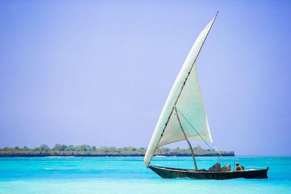 Tyrkysové more a loď. Zanzibar.