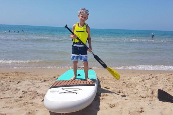 dieťa na paddleboarde