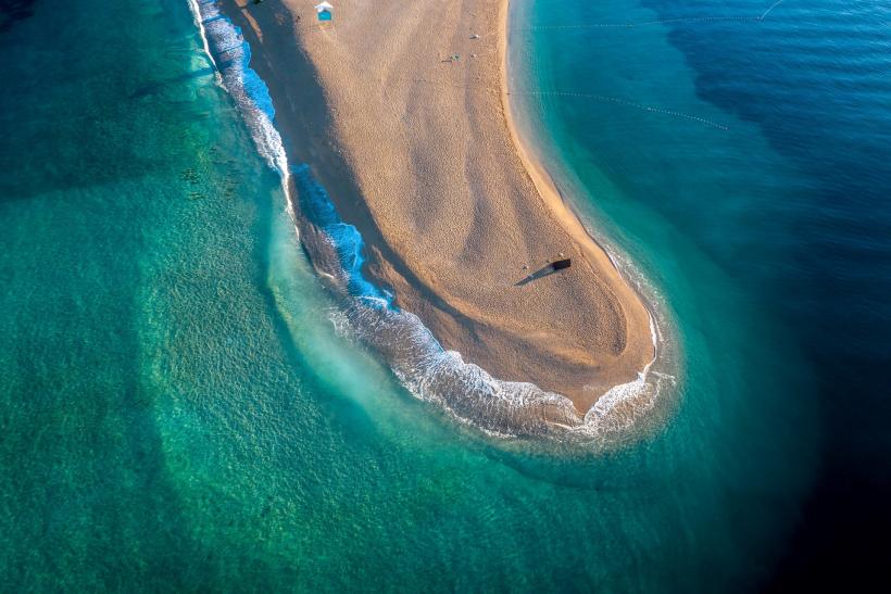 Piesková pláž Zlatni rat na ostrove Brač.