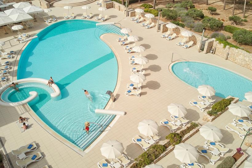 Hotelový bazén v Bluesun Elaphusa na ostrove Brač.