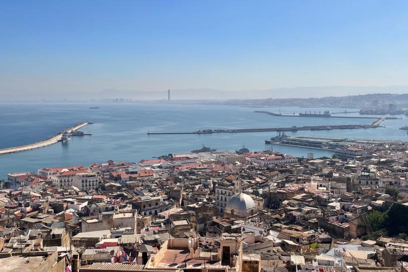 Pohľad z Casby na celý Alžír, more a prístav počas dňa.