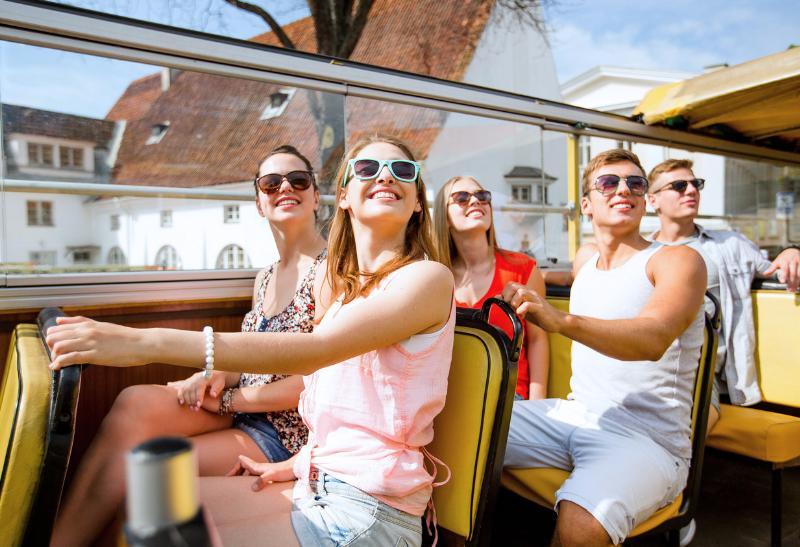 Skupina mladých ľudí v autobuse na prehliadke.