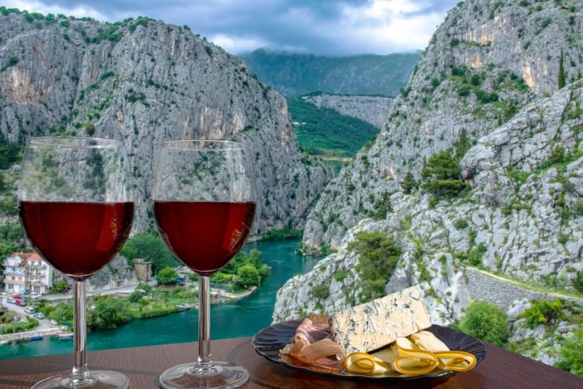 Červené víno a pohostenie s výhľadom na chorvátsku rieku Cetina