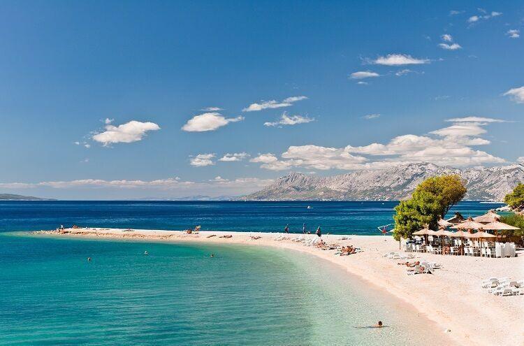 Pláž, ktorá pripomína známu pláž Zlatni rat sa nachádza pri Makarskej. Foto: depositphotos.com