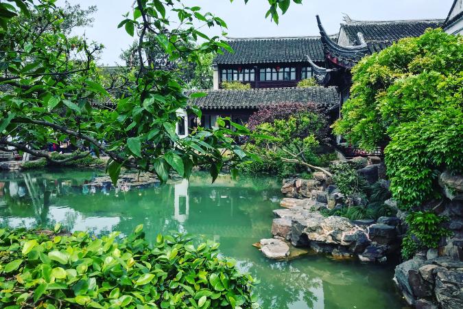 Krásna záhrada, jazierko so zelenou farbou vody. Čína