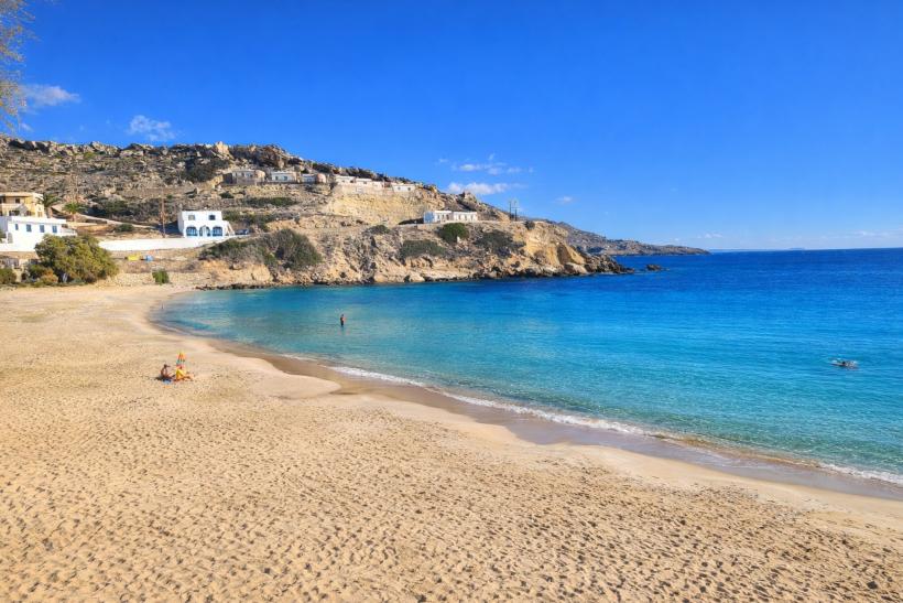Piesková pláž na ostrove Karpathos.