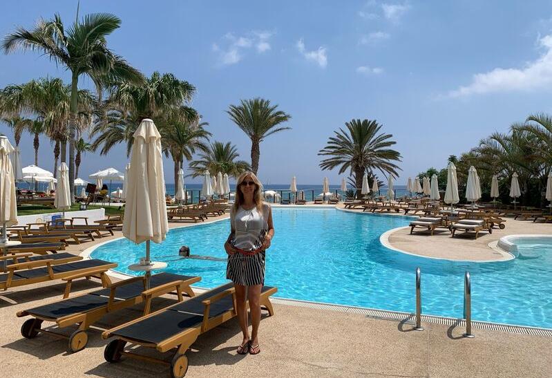 Norika Fedorová pri hotelovom bazéne na Cypre