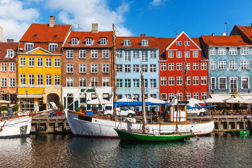 Pohľadnicový záber z Dánska - domčeky pozdĺž kanála Nyhavn. Foto: depositphotos.com