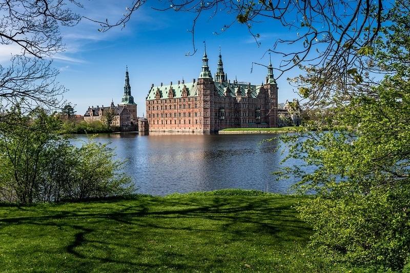 Kráľovské zámky v Dánsku ležia na troch ostrovoch, jedným z nich je Frederiksborg. Foto: depositphotos.com