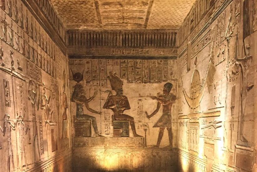 Reliéf faraóna a bohov v chráme Ptolemaia IV