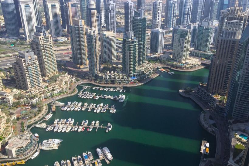 Pohľad z výšky na mrakodrapy a na prístav Marina. Dubaj.