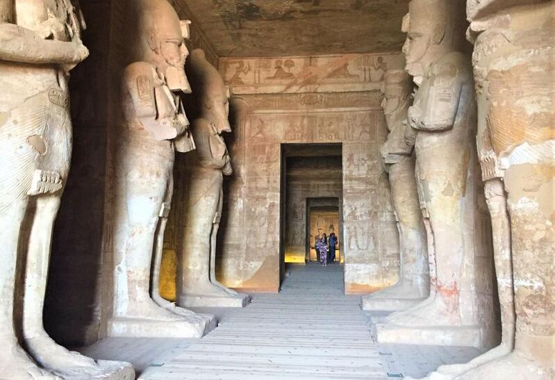 Interiér chrámu v Abu Simbel. Egypt