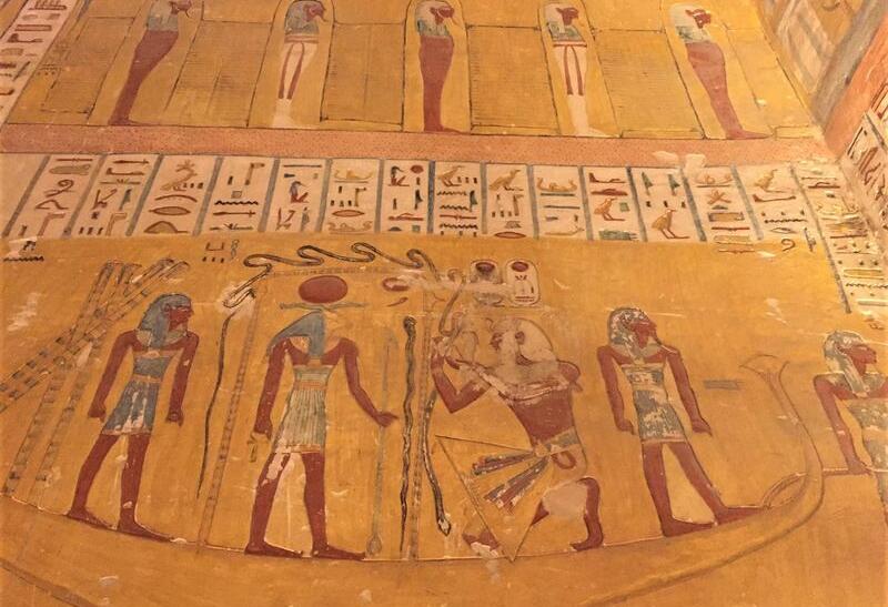 Farebný interiér hrobky Ramesseho IV. v Údolí kráľov. Egypt