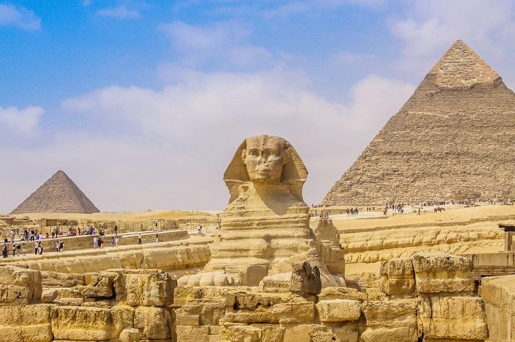 Pyramídy lákajú nadšencov histórie, veď sú jediným zachovaným zo 7 divov sveta. FOTO: depositphotos.com