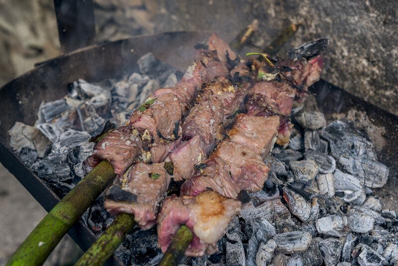 Hovädzí špíz espetada na vavrínovom špíze s bobkovým listom