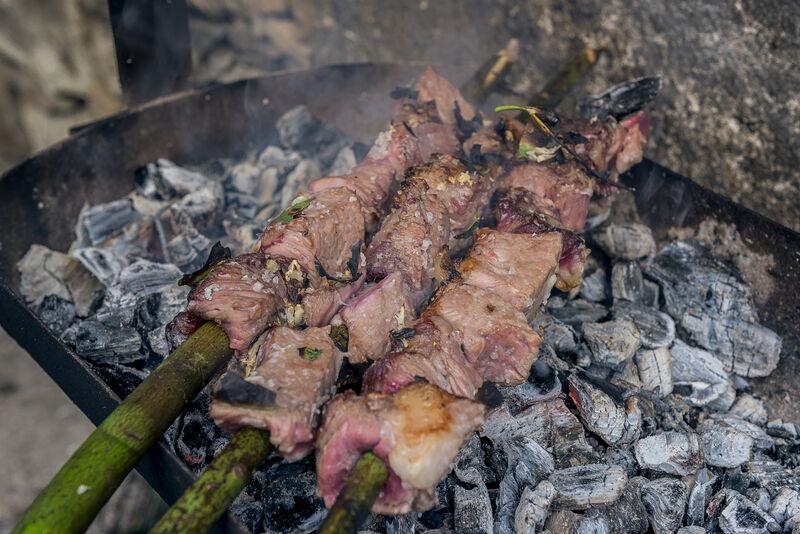 hovädzí špíz Espetada na vavrínovom špíze s bobkovým listom