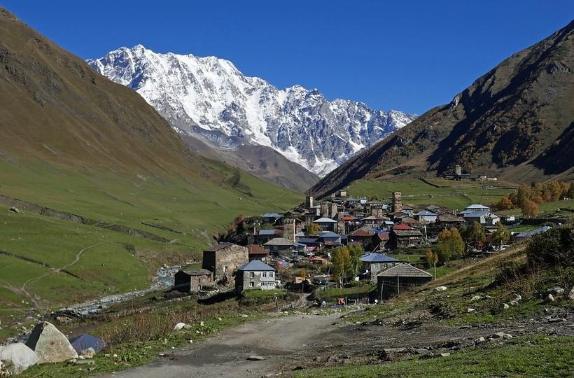 Z Ushguli sa môžete vybrať na nádherné treky pod panoramatickými kopcami. Foto: pixabay.com