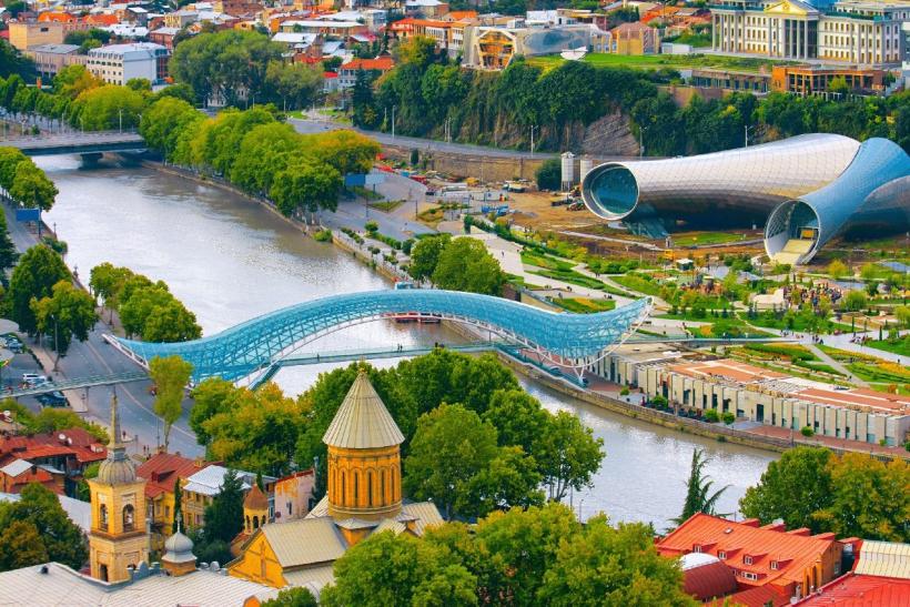 Pre hlavné mesto Tbilisi je typický kontrast medzi starými a novými budovami. Foto: depositphotos.com