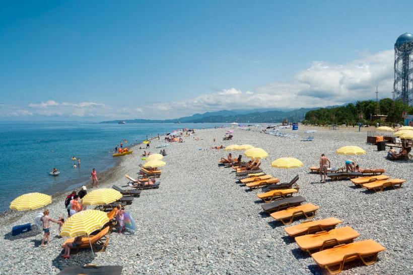 Pláž lemovaná promenádou, neďaleko botanická záhrada, či delfinárium - to je letovisko Batumi. Foto: depositphotos.com