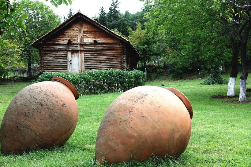 Tradičné nádoby kvevri, v ktorých kvasí hrozno sú zapustené do zeme. Foto: wikipedia.com