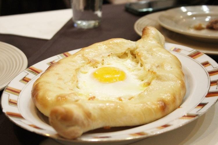 Tradičné gruzínske chačapuri pripomína pizzu s taveným syrom a rôznymi pochutinami. Foto: pixabay.com