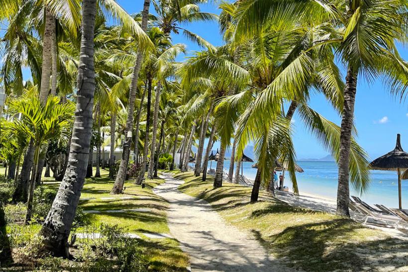 Pláž pred hotelom Sugar Beach a Sun Resort Mauritius