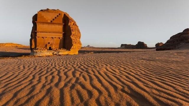 Nabatejské púštne mesto Hegra s hrobkami. Saudská Arábia