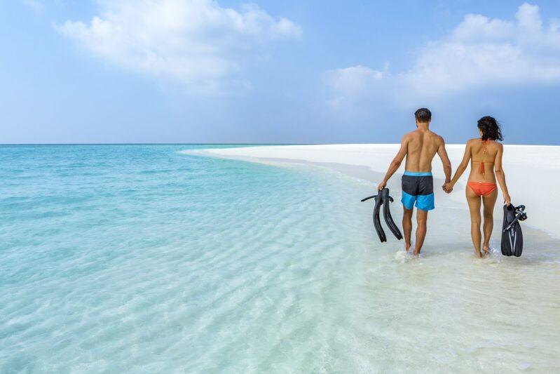 Pár chystajúci sa šnorchlovať. Maldivy