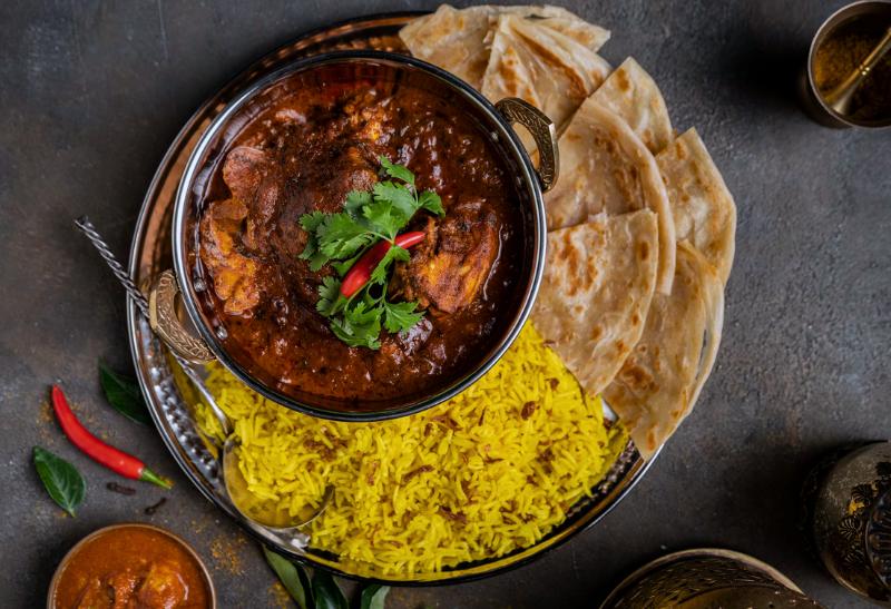 Indické jedlo - chlieb naan a biriyani - ryža.