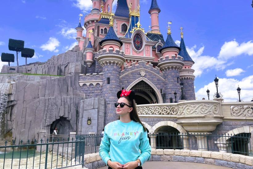 Žena s mašľou na hlave v Disneylande, Francúzsko.