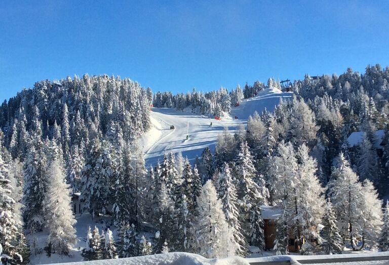 Výhľad na svah z hotela Panorama Turracher Höhe. Turracher Höhe. Rakúsko