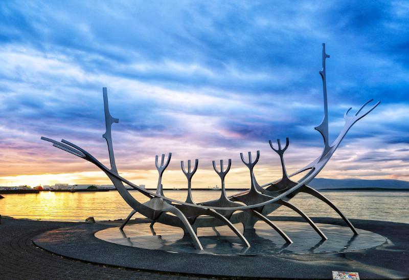 Oceľová ľod pri pobreží v meste Reykjavík