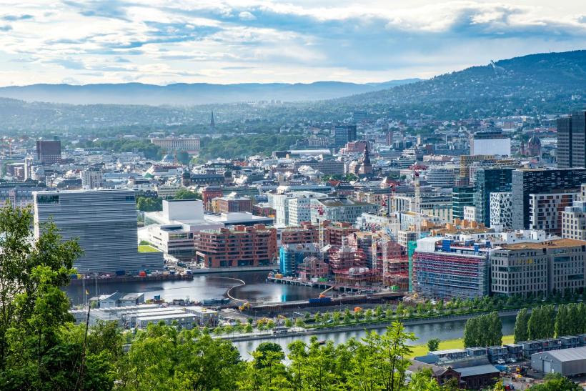 Nórske mesto Oslo s farebnými domami a prístavom.