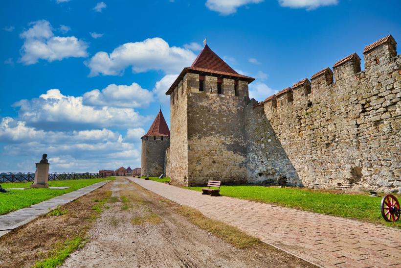Hrad a parková záhrada v Moldavsku.