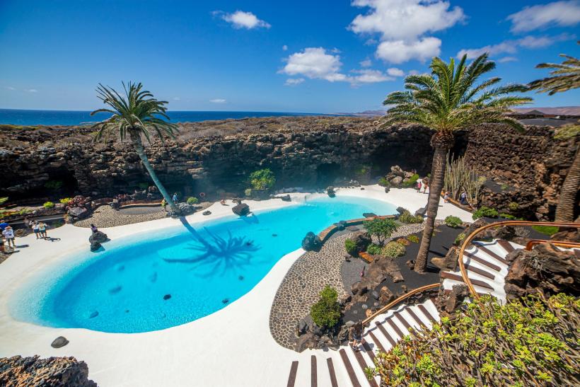 Veľký bazén a čierne skaly na Lanzarote.