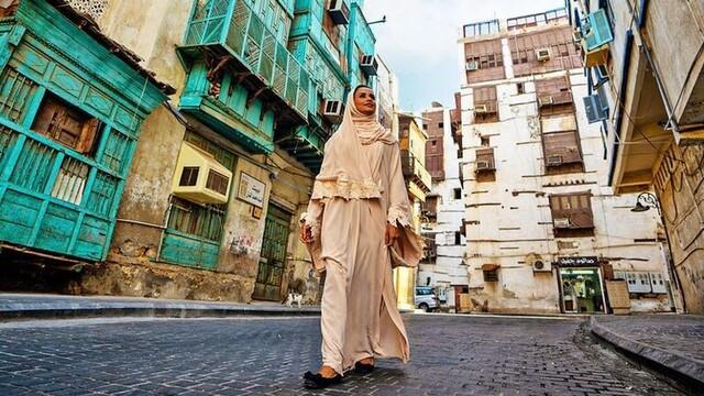 Arabská žena kráčajúca historickou časťou Jeddah. Saudská Arábia.